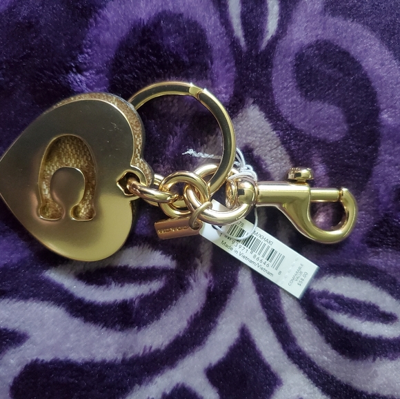 Coach -  Signature Heart Key Ring - Picture 6 of 7
